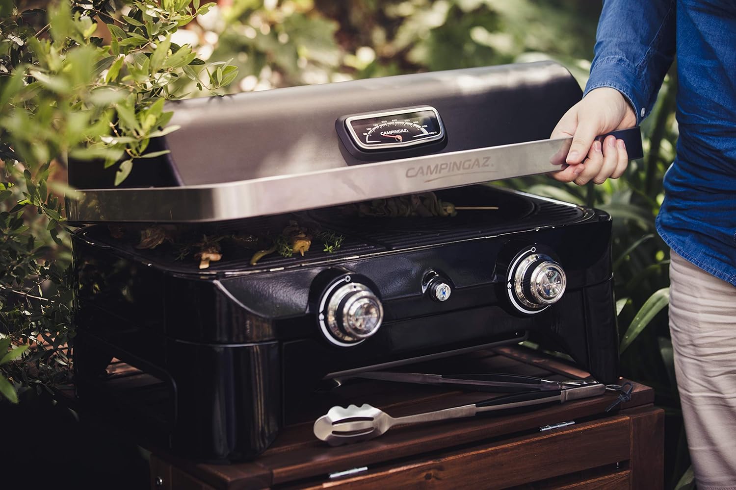 Attitude2go,Barbecue de Table Faible fume,BBQ Portable, Couvercle,thermomtre,et Grille en Fonte,Alimentation : Cartouche de gaz CV 470 Plus,Gris
