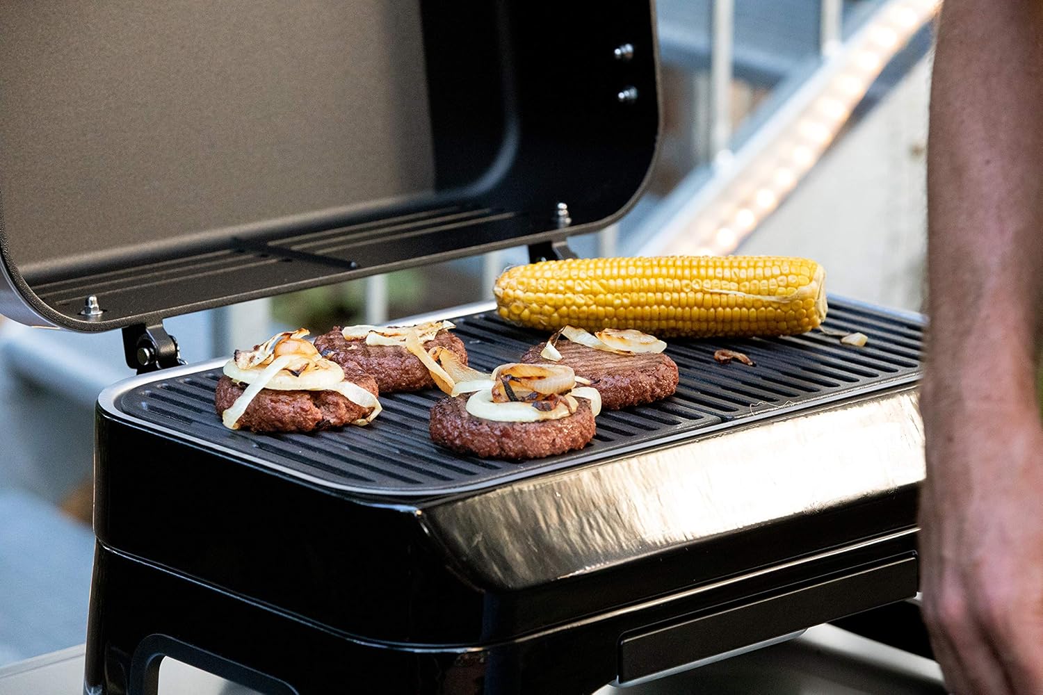 Attitude2go,Barbecue de Table Faible fume,BBQ Portable, Couvercle,thermomtre,et Grille en Fonte,Alimentation : Cartouche de gaz CV 470 Plus,Gris