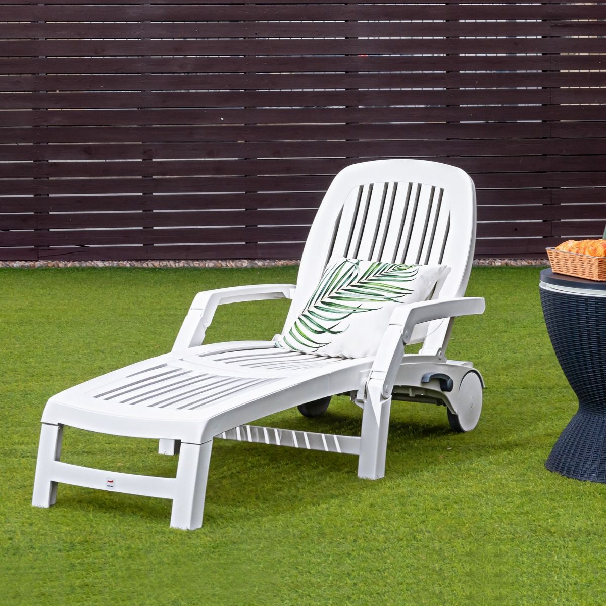 Chaise Longue Inclinable Rglable 5 Positions avec Roues Flexibles Fauteuil Relax de Camping avec Bo卯te de Rangement Charge 150KG Blanc -