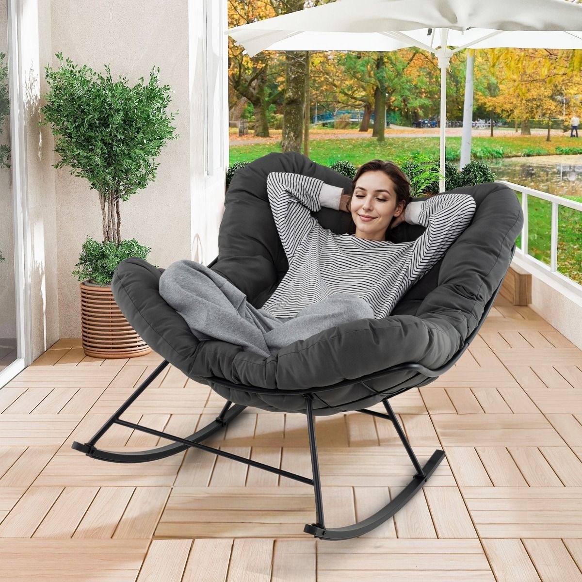 Chaise Bascule d'Intrieur et d'Extrieur Chaise Papasan Surdimensionne avec Coussin Rembourr & Cadre en Mtal Capacit 205 Kg Gris -