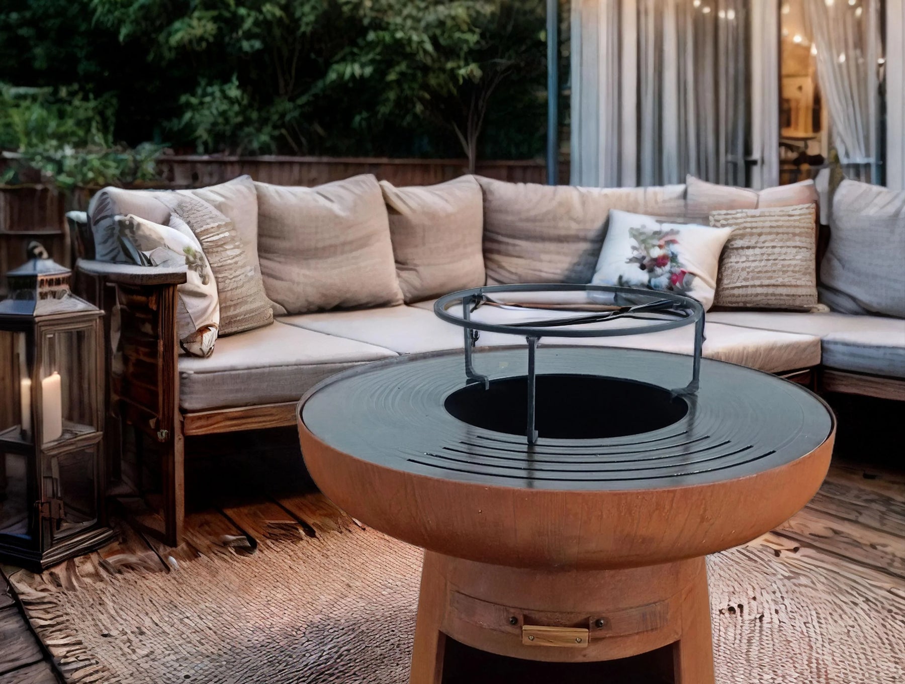 Barbecue rond avec plaque ronde en acier et grille en acier corten -