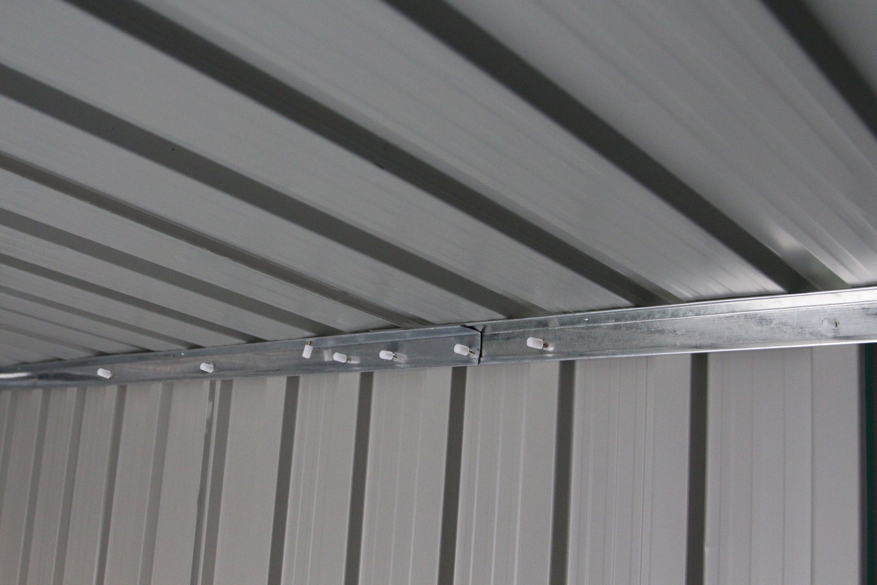Abri de Jardin en Tôle Galvanisée Cabane de Rangement à Outils Porte Double 2 Aérations,277x191x192cm,Gris et Blanc -